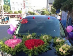 本店内项目有：花礼定制、新娘捧花